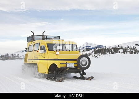 Yellowstonenps 25390641186 Le dernier voyage pour le Bombardier Xanterra snowcoaches. Le Lac des appartements Banque D'Images