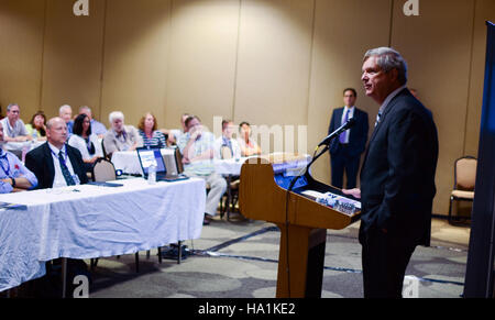 L'USDA a organisé une table ronde à l'occasion Louis axée sur la récupération des opioïdes, mettant en vedette des personnalités telles que Vilsack et McCaskill. Banque D'Images