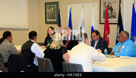 L’USDA a organisé une table ronde avec des chefs tribaux amérindiens à Reno, Nevada, pour aborder la crise des opioïdes qui touche les communautés tribales. La réunion visait à faciliter le dialogue sur les solutions et le rôle de l'agriculture et du soutien communautaire dans la résolution des problèmes de santé publique liés à la consommation d'opioïdes. Banque D'Images