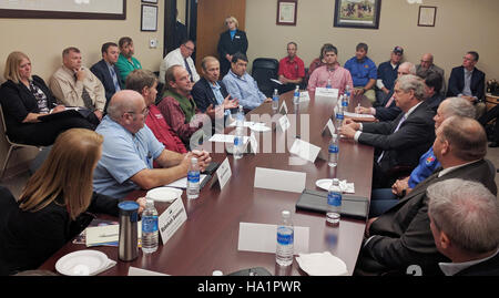 Le secrétaire Tom Vilsack a animé une table ronde avec des producteurs laitiers à Westby Creamery en 2016. La discussion a porté sur les questions auxquelles est confrontée l'industrie laitière, y compris la production de fromage et les pratiques de durabilité. Banque D'Images