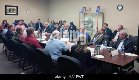 Une table ronde organisée par l'USDA en 2016, avec des producteurs laitiers et des chefs de file de l'industrie, y compris Westby Creamery. La séance a porté sur les défis et les opportunités de l'industrie laitière américaine, en mettant l'accent sur la production et l'accès au marché. Banque D'Images