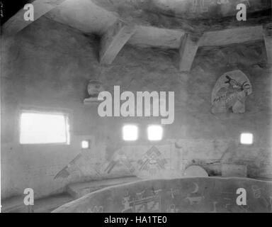 La tour de guet Desert View, construite en 1932, offre aux visiteurs une vue panoramique sur le Grand Canyon. Située au point de vue de Desert View, cette structure historique offre un aperçu du patrimoine culturel et architectural de la région tout en améliorant l'expérience des visiteurs au Grand Canyon. Banque D'Images
