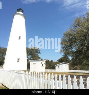 Le printemps au phare d'Ocracoke marque le début de la saison, offrant aux visiteurs une vue imprenable sur le phare et les paysages environnants. Le site fait partie intégrante de l'histoire et de la beauté du Cape Hatteras National Seashore. Banque D'Images