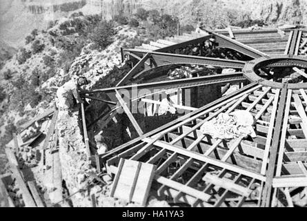 La tour de guet Desert View, construite en 1931, est un monument historique situé au Grand Canyon. Conçu par l'architecte Mary Colter, il combine les influences amérindiennes avec l'architecture du début du XXe siècle et offre une vue panoramique sur le canyon et les environs. Banque D'Images