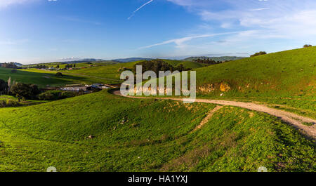 Le sentier historique national Juan Bautista de Anza traverse San Juan Bautista, en Californie, offrant une vue sur la route historique utilisée par les explorateurs espagnols au XVIIIe siècle. Il met en lumière l'histoire naturelle et culturelle de la région et sert de ressource éducative pour les visiteurs intéressés par l'histoire américaine et les cultures indigènes. Banque D'Images