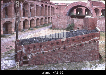 Fort Jefferson, situé dans le parc national de Dry Tortugas, dispose d'un four historique Hot Shot, autrefois utilisé dans l'armée pour chauffer les boulets de canon. Ce monument, situé dans un environnement insulaire isolé, sert de symbole de la technologie militaire historique et de l'importance du parc dans la préservation du patrimoine américain et de la beauté naturelle. Banque D'Images