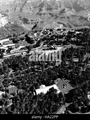 Une vue aérienne du Grand Canyon en 1989, mettant en valeur la maison historique Hopi. La vue met en valeur la beauté naturelle et les caractéristiques géologiques du canyon, ainsi que l'importance culturelle de la Maison Hopi en tant que symbole du patrimoine amérindien dans la région. Banque D'Images