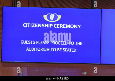 Dublin, Irlande. 25Th Nov, 2016. Plus de 2 000 personnes se sont réunies à la Convention Centre de Dublin à devenir l'État le plus récent de citoyens. Depuis les cérémonies de citoyenneté a commencé il y a cinq ans, 95 000 personnes de 170 pays ont fait leur chemin à l'immeuble sur les quais à prêter un serment de fidélité à l'Irlande. © John Rooney/Pacific Press/Alamy Live News Banque D'Images