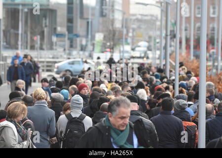 Dublin, Irlande. 25Th Nov, 2016. Plus de 2 000 personnes se sont réunies à la Convention Centre de Dublin à devenir l'État le plus récent de citoyens. Depuis les cérémonies de citoyenneté a commencé il y a cinq ans, 95 000 personnes de 170 pays ont fait leur chemin à l'immeuble sur les quais à prêter un serment de fidélité à l'Irlande. © John Rooney/Pacific Press/Alamy Live News Banque D'Images