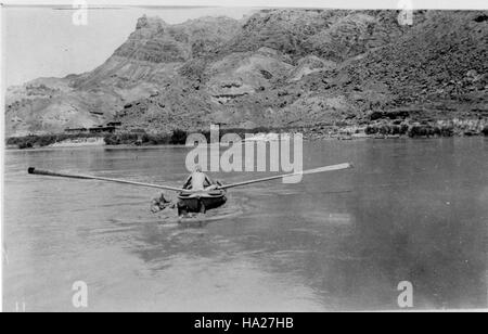 Cette photo historique capture le fleuve Colorado qui traverse le parc national du Grand Canyon, mettant en valeur la beauté pittoresque et l'importance géologique du parc. La rivière joue un rôle vital dans la formation du paysage et soutient divers écosystèmes. Banque D'Images