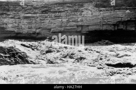 Cette photo historique de la rivière du parc national du Grand Canyon capture le puissant flux du fleuve Colorado. La rivière est une caractéristique naturelle vitale du parc, jouant un rôle central dans la formation de ses formations géologiques et de ses écosystèmes. Banque D'Images