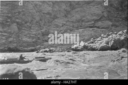 Une photo historique capture le fleuve Colorado dans le parc national du Grand Canyon, soulignant l'importance de ce monument naturel et le rôle que joue le fleuve dans la formation de l'écosystème et de la géologie du canyon. Banque D'Images