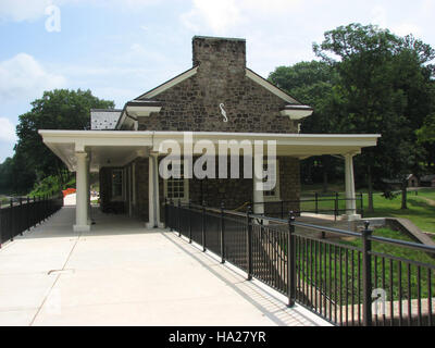 Cette image capture la gare ferroviaire historique du parc national de Valley Forge, soulignant l'importance du site dans l'histoire américaine et son rôle dans la préservation du patrimoine national. Banque D'Images