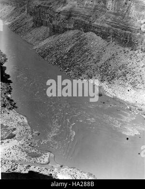 Cette photo historique capture le fleuve Colorado dans le parc national du Grand Canyon, avec des vues sur le Creek et la rivière Badger, offrant un aperçu de l'importance géologique et historique du parc. Banque D'Images
