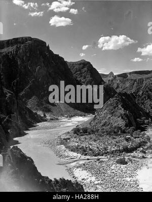 Une photo historique de la rivière capture le paysage vibrant du fleuve Colorado dans le parc national du Grand Canyon. Le parc est connu pour ses formations géologiques, sa riche histoire et sa beauté naturelle à couper le souffle. Banque D'Images