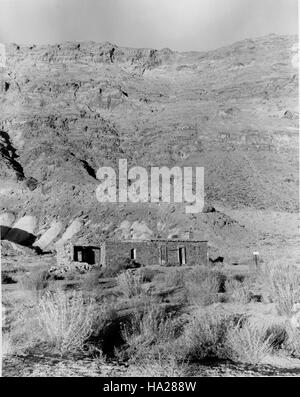 Cette photo historique capture la grandeur du fleuve Colorado qui serpente à travers l'emblématique parc national du Grand Canyon. L'image met en évidence le rôle de la rivière dans le façonnement du paysage et l'importance des efforts de préservation de cette merveille naturelle. Banque D'Images