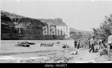 Cette photo historique capture une scène du fleuve Colorado, mettant en valeur la puissance de l’eau et son impact sur le paysage du parc national du Grand Canyon, en mettant l’accent sur le rôle du fleuve dans le façonnement du canyon. Banque D'Images