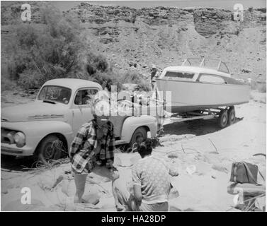 Une photo historique des coureurs du fleuve Colorado capture l'essence de l'aventure et de l'exploration au parc national du Grand Canyon. Cette route fluviale emblématique reste un symbole de beauté naturelle et de résilience humaine dans des environnements difficiles. Banque D'Images