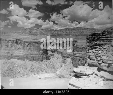 Une photographie historique du fleuve Colorado qui serpente à travers le Grand Canyon, capturant la beauté sauvage et l'importance géologique du fleuve et de ses canyons environnants. La photo met en évidence le rôle du fleuve Colorado dans le façonnement des paysages du parc. Banque D'Images