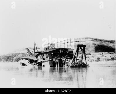 Une photo historique du parc national du Grand Canyon, avec le fleuve Colorado et Lees Ferry. La rivière a fait partie intégrante de l'histoire de la région, servant de voie de transport vitale et façonnant le paysage du canyon. Banque D'Images