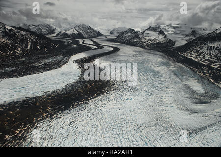 Une photo aérienne mettant en valeur les vastes paysages de Wrangell-équipés Elias National Park & Preserve, mettant en valeur le terrain montagneux et les zones sauvages du parc. Banque D'Images
