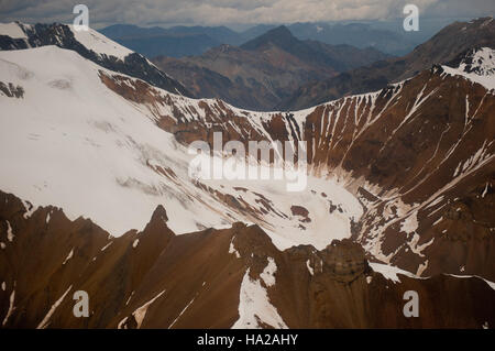 Cette photo aérienne capture une vue de Wrangell-équipés Parc national et réserve d'Elias, mettant en valeur son étendue sauvage. Situé en Alaska, le parc est connu pour ses glaciers, ses chaînes de montagnes et ses écosystèmes variés, abritant une variété d'espèces animales et végétales. Banque D'Images