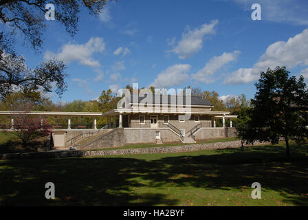 Cette image montre la gare ferroviaire du parc historique national de Valley Forge, remarquable pour sa canopée et son style architectural. La station est un site historique clé, situé près du campement de l'armée continentale pendant la guerre d'indépendance américaine. Banque D'Images