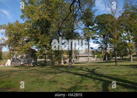 Cette photo du parc national de Valley Forge capture une gare historique encadrée par des arbres, offrant un aperçu du paysage historique préservé du parc et du rôle des chemins de fer dans l’histoire américaine. Banque D'Images