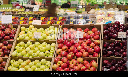 Cette image met en évidence la grande variété de produits frais disponibles dans les épiceries, soulignant le rôle du Centre pour la politique et la promotion de la nutrition (CNPP) dans la promotion d'une alimentation saine. Le CNPP encourage les consommateurs à choisir des fruits et légumes pour une alimentation équilibrée et une alimentation améliorée. Banque D'Images