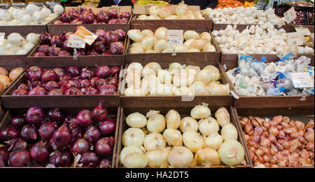 Le CNPP fournit des lignes directrices pour une alimentation saine et une nutrition, soulignant l'importance des fruits et légumes dans l'alimentation quotidienne. Cette image présente des produits frais couramment trouvés dans les épiceries, mettant l'accent sur les choix nutritionnels. Banque D'Images