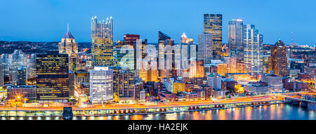 Le centre-ville de Pittsburgh au crépuscule panorama vu de l'ensemble donnent sur la rivière Monongahela, Grandview Banque D'Images