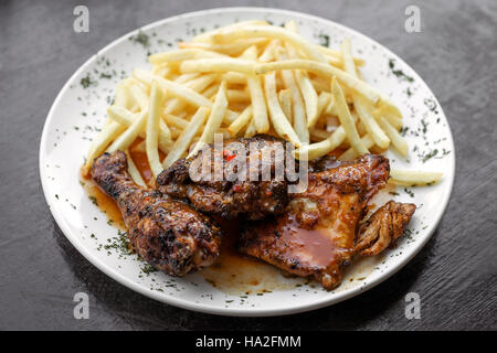 Piri Piri portugais célèbre cuisine traditionnelle épicée poulet avec frites meal Banque D'Images