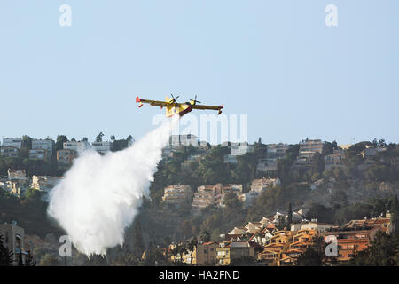 Plans d'extinction d'incendie à Haïfa, Israël Banque D'Images