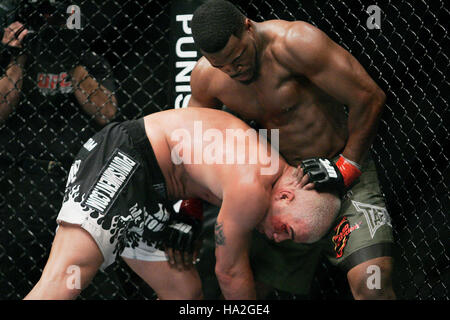 Tito Ortiz, gauche, combat Rashad Evans lors de l'UFC 73 à l'Arco Arena de Sacramento, CA, le 7 juillet 2007. Crédit photo : Francis Specker Banque D'Images