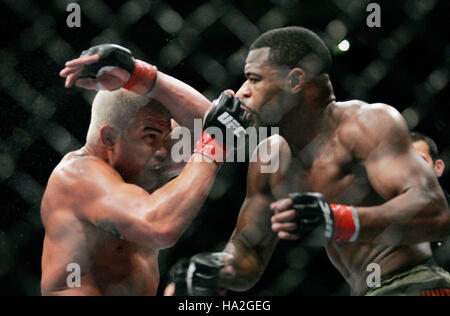 Tito Ortiz, gauche, combat Rashad Evans lors de l'UFC 73 à l'Arco Arena de Sacramento, CA, le 7 juillet 2007. Crédit photo : Francis Specker Banque D'Images