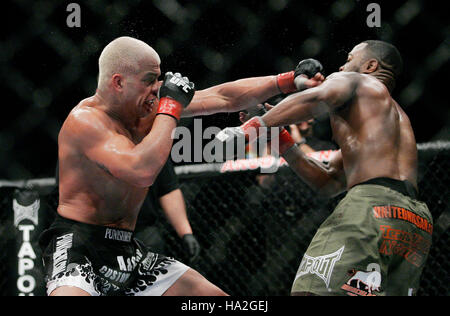 Tito Ortiz, gauche, combat Rashad Evans lors de l'UFC 73 à l'Arco Arena de Sacramento, CA, le 7 juillet 2007. Crédit photo : Francis Specker Banque D'Images