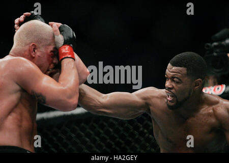 Tito Ortiz, gauche, combat Rashad Evans lors de l'UFC 73 à l'Arco Arena de Sacramento, CA, le 7 juillet 2007. Crédit photo : Francis Specker Banque D'Images