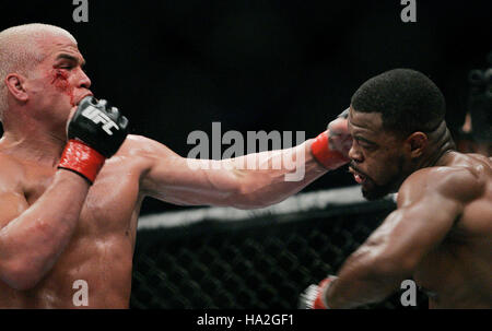 Tito Ortiz, gauche, combat Rashad Evans lors de l'UFC 73 à l'Arco Arena de Sacramento, CA, le 7 juillet 2007. Crédit photo : Francis Specker Banque D'Images