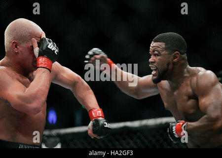 Tito Ortiz, gauche, combat Rashad Evans lors de l'UFC 73 à l'Arco Arena de Sacramento, CA, le 7 juillet 2007. Crédit photo : Francis Specker Banque D'Images