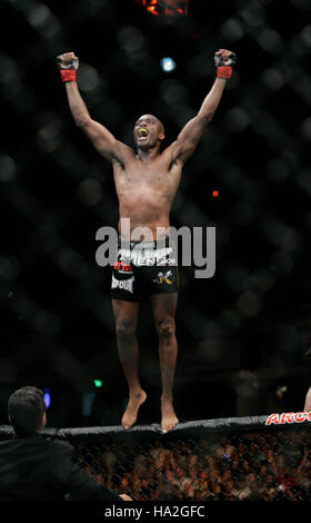 Anderson Silva célèbre sa victoire sur Nate Marquardt lors de l'UFC 73 à l'Arco Arena de Sacramento, CA, le 7 juillet 2007. Crédit photo : Francis Specker Banque D'Images