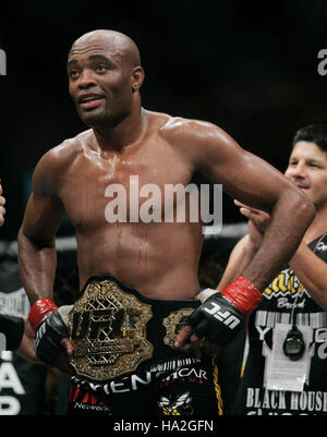 Anderson Silva célèbre sa victoire sur Nate Marquardt lors de l'UFC 73 à l'Arco Arena de Sacramento, CA, le 7 juillet 2007. Crédit photo : Francis Specker Banque D'Images