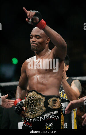 Anderson Silva célèbre sa victoire sur Nate Marquardt lors de l'UFC 73 à l'Arco Arena de Sacramento, CA, le 7 juillet 2007. Crédit photo : Francis Specker Banque D'Images