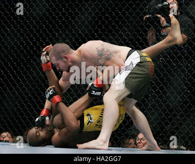 Anderson Silva, bas, combat Nate Marquardt lors de l'UFC 73 à l'Arco Arena de Sacramento, CA, le 7 juillet 2007. Crédit photo : Francis Specker Banque D'Images