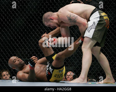 Anderson Silva, bas, combat Nate Marquardt lors de l'UFC 73 à l'Arco Arena de Sacramento, CA, le 7 juillet 2007. Crédit photo : Francis Specker Banque D'Images