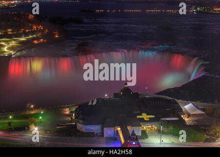 Vue aérienne des chutes Niagara éclairées la nuit par des lumières colorées Banque D'Images