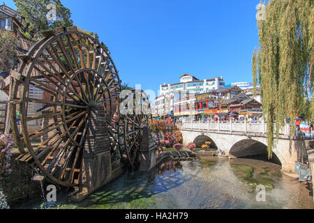 Lijiang, Chine - 10 novembre 2016 : Pont et roues de l'eau à l'entrée de la vieille ville de Lijiang dans le Yunnan Banque D'Images