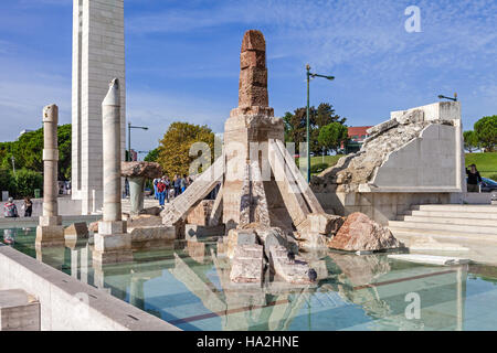 Parc Eduardo VII. Controverse monument à la Révolution 25 de Abril, construit dans le un panorama ou vista point du parc. Banque D'Images