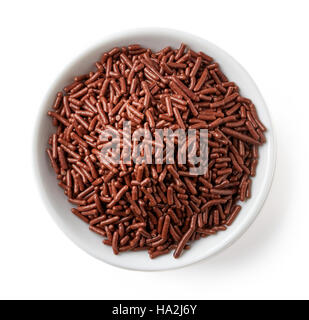 Vermicelles de chocolat dans un bol blanc isolé sur fond blanc, vue du dessus Banque D'Images