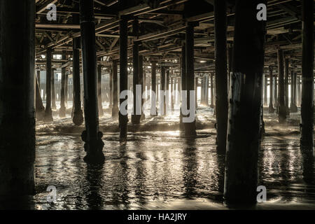 Poteaux en bois sous la jetée, Santa Monica, Californie, États-Unis Banque D'Images