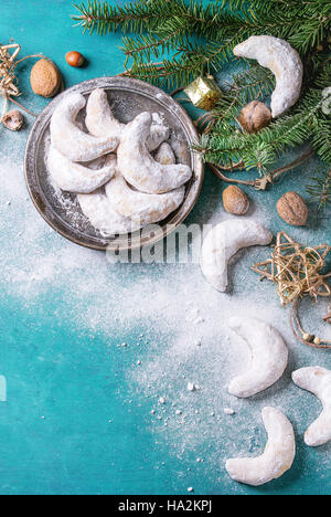 Les cookies de Noël avec décoration de Crescent Banque D'Images